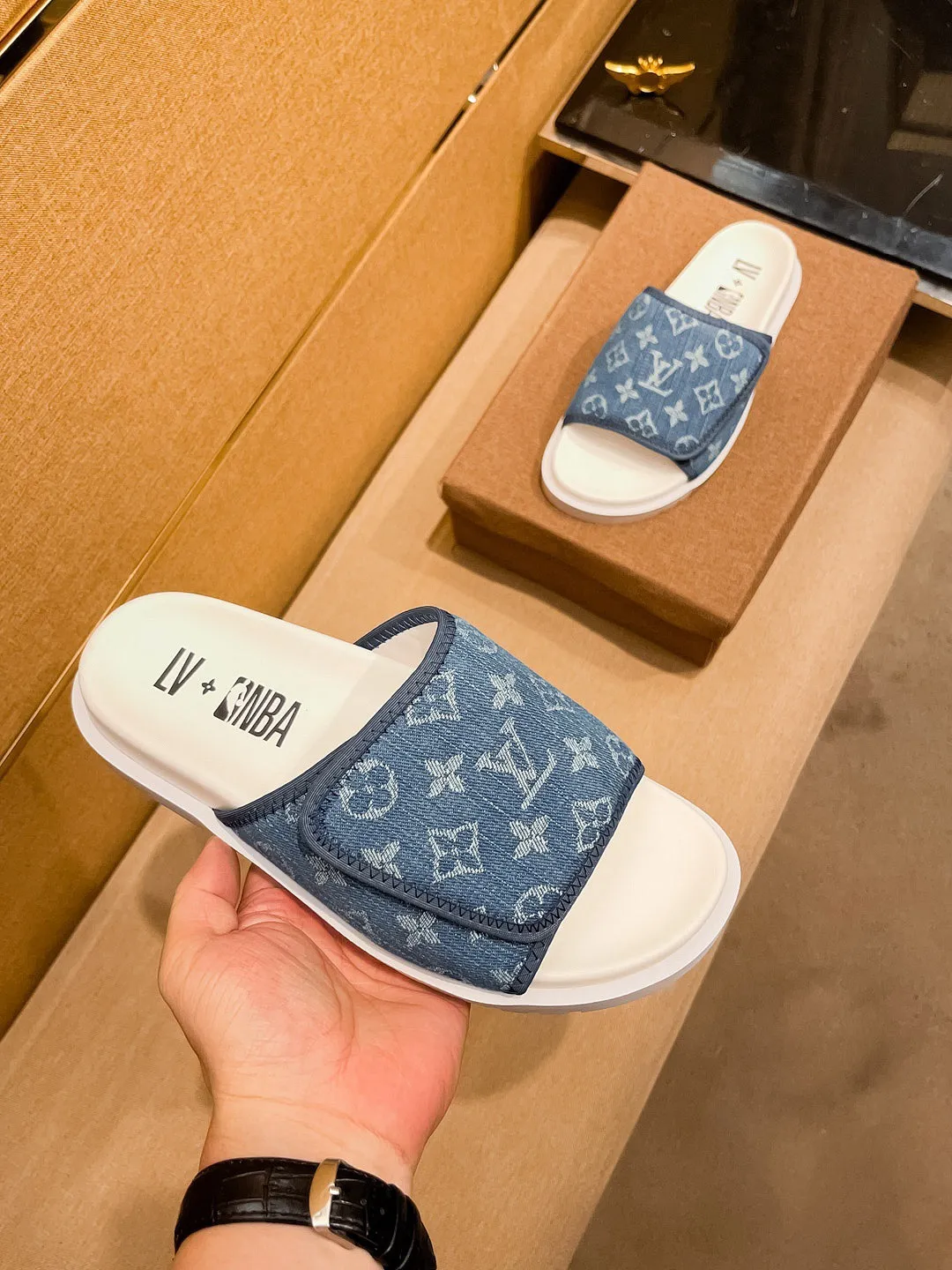 Men's men's shoes💰 300💰New model on the market🔥 [LV🔥 Louis Vuitton slippers] High-end 1:1 mold customization, original upgraded version of the outsole, lighter and non-slip. The market's top quality, fashionable and trendy, versatile and popular, simple yet tasteful, a must-have for fashionistas, exuding a fashionable and casual atmosphere, fashion is at your feet, full of confidence, the same style at the counter 👍The season of spring and summer slippers is here, super beautiful to wear, 38-44 1⃣️colors available🔥